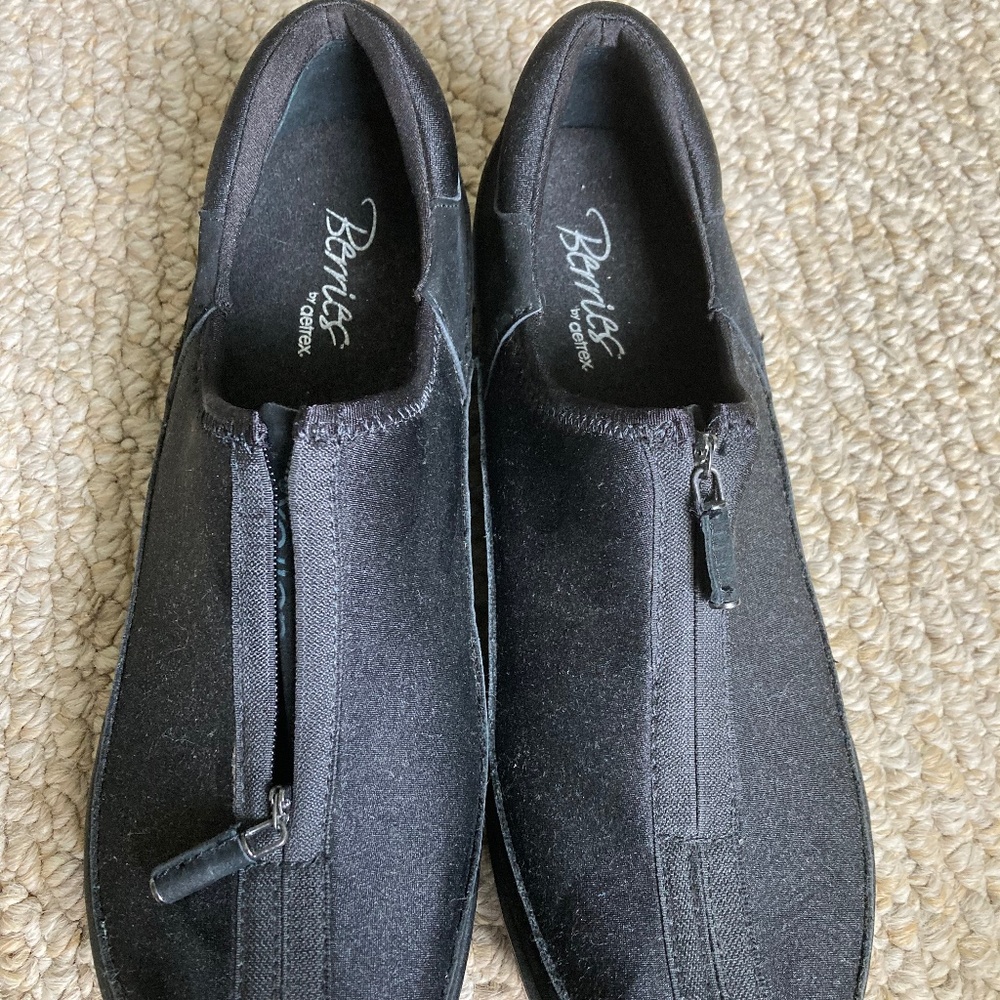 Berries by Aetrex women’s size 10.5M Zip-on
